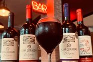 Al&eacute;m de deliciosas pizzas voc&ecirc; tamb&eacute;m encontra uma variedade de vinhos