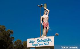 Est&aacute;tua de S&atilde;o Sebasti&atilde;o, padroeiro da cidade. Localizado na rotat&oacute;ria da BR-153, acesso &aacute; Jacarezinho pela Avenida Brasil.