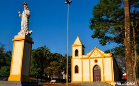 Igreja S&atilde;o Benedito. Localizada na Pra&ccedil;a S&atilde;o Benedito, Rua Jo&atilde;o C&acirc;ndido Fortes em Jacarezinho. Considerada uma das constru&ccedil;&otilde;es mais antigas da regi&atilde;o do Norte Pioneiro.