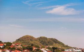 Morro do Cruzeiro, um dos atrativos naturais e cart&otilde;es postais da cidade. Localizado no bairro Scyllas Peixoto, sa&iacute;da para a PR 431