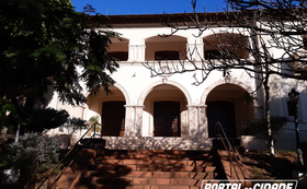 Entrada do Pal&aacute;cio do Bispo, pr&eacute;dio hist&oacute;rico de Jacarezinho localizado na Avenida Get&uacute;lio Vargas. 