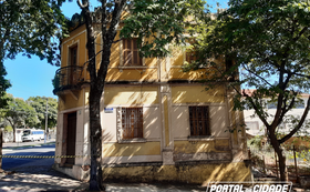 Pr&eacute;dio hist&oacute;rico da cidade recentemente demolido, esquina da Rua Quintino Bocai&uacute;va com a Avenida Get&uacute;lio Vargas.