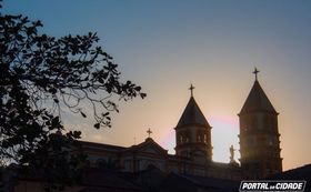 Vista da Catedral Imaculada de Jacarezinho ao entardecer na rua Ant&ocirc;nio Lemos