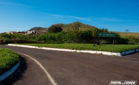  Trevo de acesso &aacute; Jacarezinho pela PR-431 com vista ao fundo para o Morro do Cruzeiro.