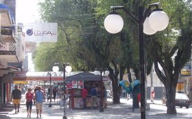 Avenida Albino de Almeida, atualmente um cal&ccedil;ad&atilde;o.