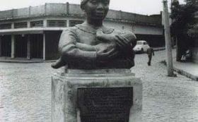 Est&aacute;tua da M&atilde;e Preta - Vila Isabel  Erguida em 1954,