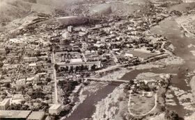 Vista a&eacute;rea da cidade. Ponte do F&oacute;rum ainda em constru&ccedil;&atilde;o. Anos 70.
