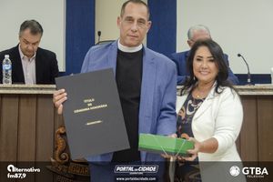 Entrega do T&iacute;tulo de Cidad&atilde;o Honor&aacute;rio Padre Ant&ocirc;nio Carlos da Silva