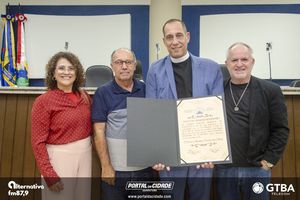 Entrega do T&iacute;tulo de Cidad&atilde;o Honor&aacute;rio Padre Ant&ocirc;nio Carlos da Silva