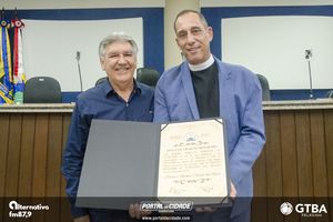 Entrega do T&iacute;tulo de Cidad&atilde;o Honor&aacute;rio Padre Ant&ocirc;nio Carlos da Silva