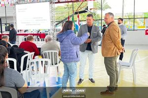 Munic&iacute;pio entrega matr&iacute;culas dos im&oacute;veis aos moradores do S&atilde;o Jos&eacute; II