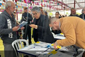 Munic&iacute;pio entrega matr&iacute;culas dos im&oacute;veis aos moradores do S&atilde;o Jos&eacute; II