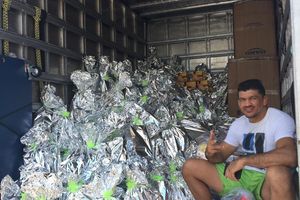 Clovis o Papai Noel de kimono de Louveira, entregou 100 cestas b&aacute;sicas e 300 presentes
