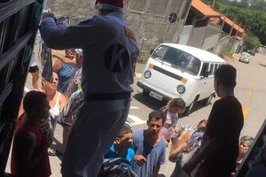 Clovis o Papai Noel de kimono de Louveira, entregou 100 cestas b&aacute;sicas e 300 presentes