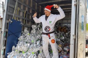 Clovis o Papai Noel de kimono de Louveira, entregou 100 cestas b&aacute;sicas e 300 presentes