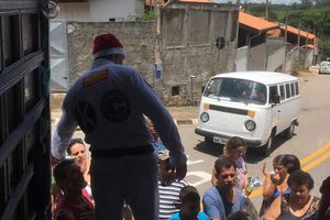 Clovis o Papai Noel de kimono de Louveira, entregou 100 cestas b&aacute;sicas e 300 presentes