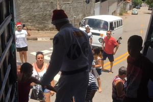 Clovis o Papai Noel de kimono de Louveira, entregou 100 cestas b&aacute;sicas e 300 presentes