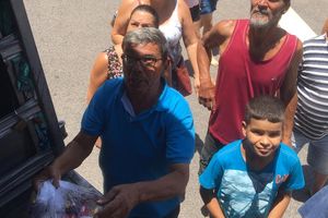 Clovis o Papai Noel de kimono de Louveira, entregou 100 cestas b&aacute;sicas e 300 presentes