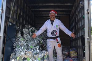 Clovis o Papai Noel de kimono de Louveira, entregou 100 cestas b&aacute;sicas e 300 presentes