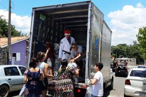 Clovis o Papai Noel de kimono de Louveira, entregou 100 cestas b&aacute;sicas e 300 presentes