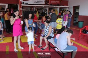 Dona Lia faz alegria da crian&ccedil;ada na sede do Bombeiro Municipal