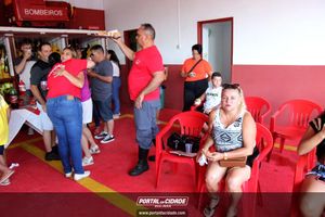 Dona Lia faz alegria da crian&ccedil;ada na sede do Bombeiro Municipal