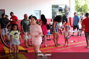 Dona Lia faz alegria da crian&ccedil;ada na sede do Bombeiro Municipal