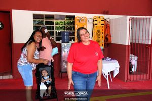 Dona Lia faz alegria da crian&ccedil;ada na sede do Bombeiro Municipal