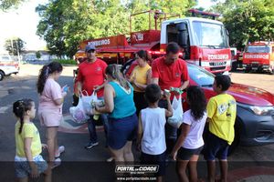 Dona Lia faz alegria da crian&ccedil;ada na sede do Bombeiro Municipal
