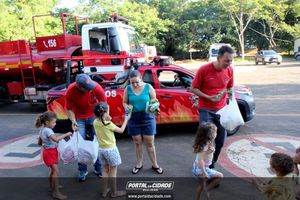 Dona Lia faz alegria da crian&ccedil;ada na sede do Bombeiro Municipal