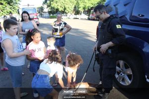 Dona Lia faz alegria da crian&ccedil;ada na sede do Bombeiro Municipal
