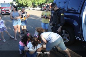 Dona Lia faz alegria da crian&ccedil;ada na sede do Bombeiro Municipal