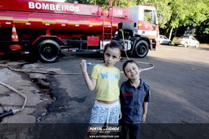Dona Lia faz alegria da crian&ccedil;ada na sede do Bombeiro Municipal