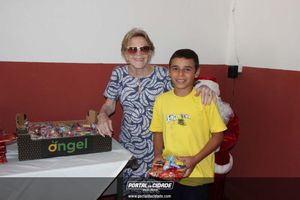 Dona Lia faz alegria da crian&ccedil;ada na sede do Bombeiro Municipal
