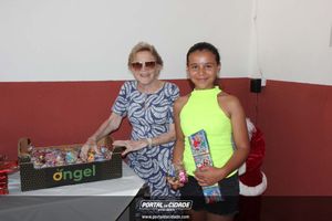 Dona Lia faz alegria da crian&ccedil;ada na sede do Bombeiro Municipal