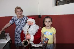 Dona Lia faz alegria da crian&ccedil;ada na sede do Bombeiro Municipal