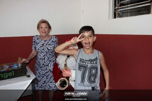 Dona Lia faz alegria da crian&ccedil;ada na sede do Bombeiro Municipal
