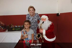 Dona Lia faz alegria da crian&ccedil;ada na sede do Bombeiro Municipal