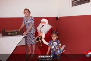 Dona Lia faz alegria da crian&ccedil;ada na sede do Bombeiro Municipal