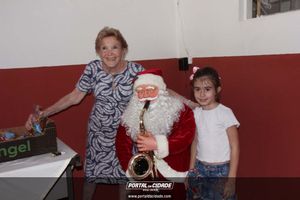 Dona Lia faz alegria da crian&ccedil;ada na sede do Bombeiro Municipal