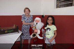 Dona Lia faz alegria da crian&ccedil;ada na sede do Bombeiro Municipal