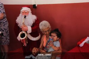 Dona Lia faz alegria da crian&ccedil;ada na sede do Bombeiro Municipal