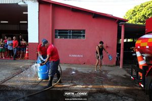 Dona Lia faz alegria da crian&ccedil;ada na sede do Bombeiro Municipal