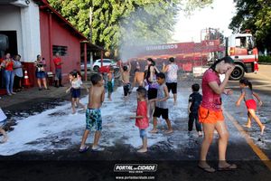 Dona Lia faz alegria da crian&ccedil;ada na sede do Bombeiro Municipal