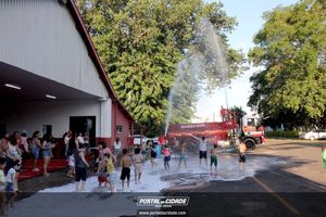Dona Lia faz alegria da crian&ccedil;ada na sede do Bombeiro Municipal