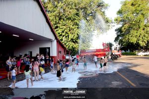 Dona Lia faz alegria da crian&ccedil;ada na sede do Bombeiro Municipal