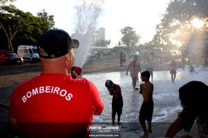 Dona Lia faz alegria da crian&ccedil;ada na sede do Bombeiro Municipal