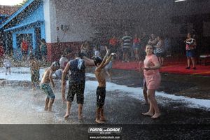 Dona Lia faz alegria da crian&ccedil;ada na sede do Bombeiro Municipal