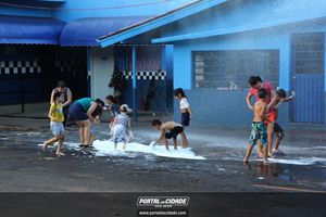 Dona Lia faz alegria da crian&ccedil;ada na sede do Bombeiro Municipal