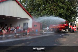 Dona Lia faz alegria da crian&ccedil;ada na sede do Bombeiro Municipal